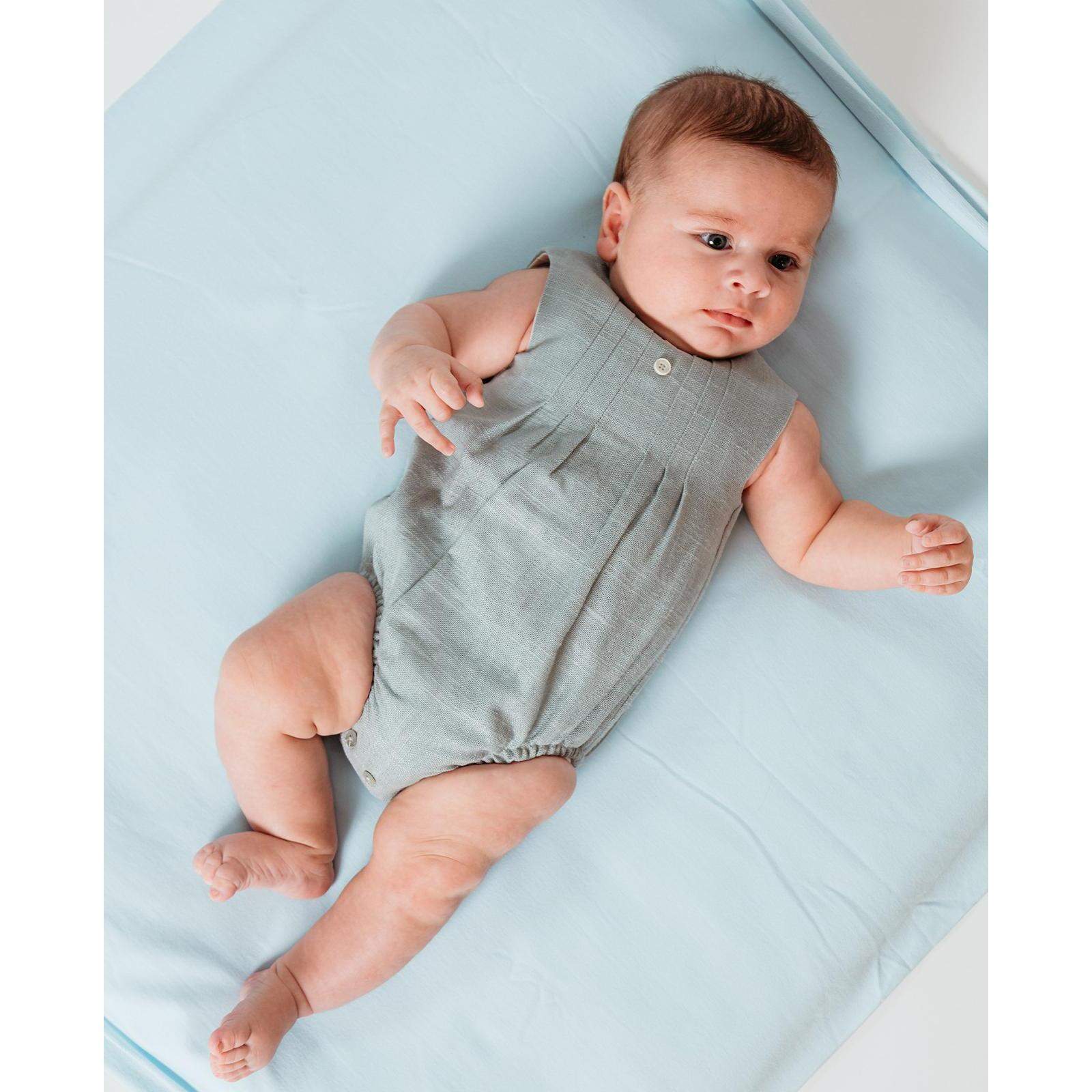 Pelele de lino verde. Con pliegues en el delantero y botones de decoracion.