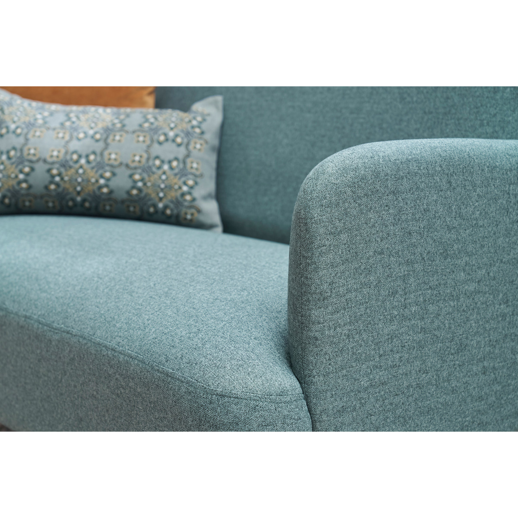 Canapé scandinave 2 places en tissu vert de gris et bois clair ISKO