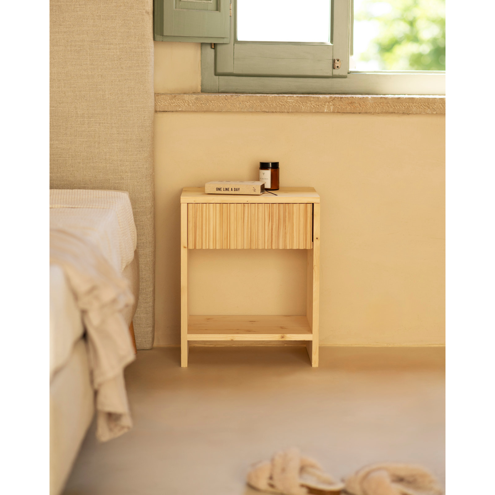 Pack de 2 mesitas de noche de madera maciza con un cajón en tono natural de varias medidas