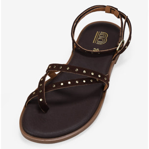 Sandalias planas marrones en piel con tachas