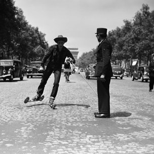 Affiche photo Ski à roulette au Champs Elysée - Paris, 1953 Affiche sous cadre noir
