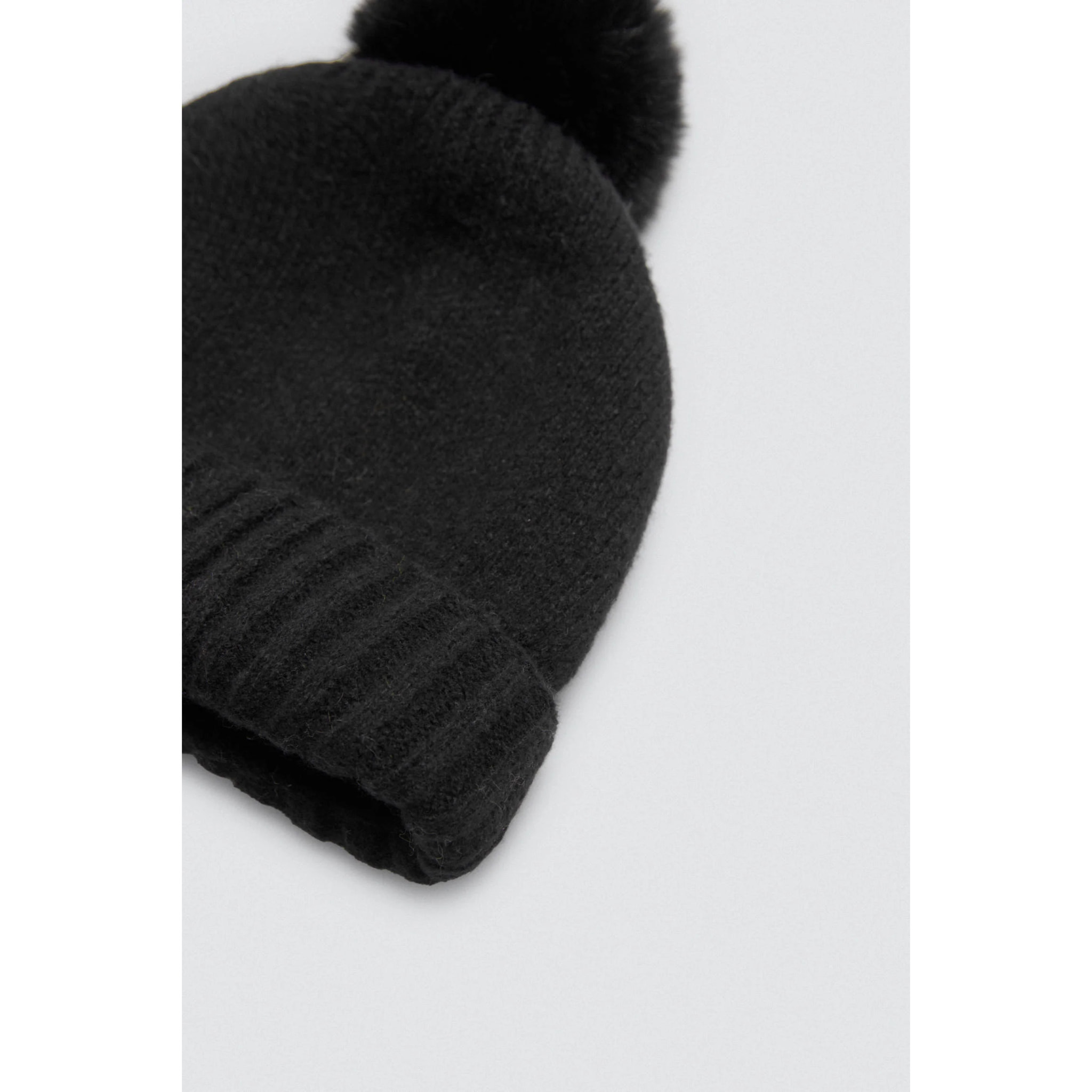 Cappello con pompon nero