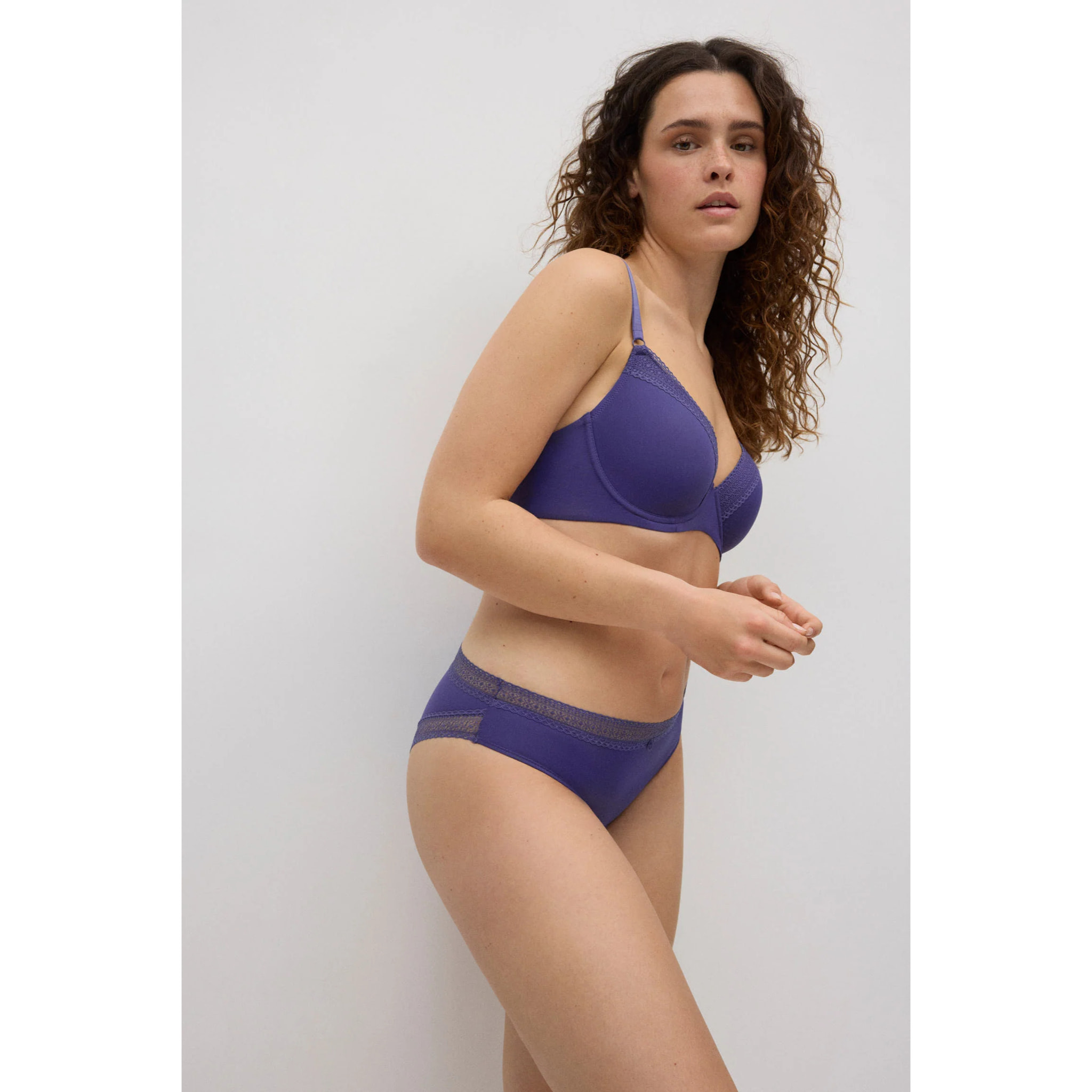 Reggiseno imbottito con ferretto e dettaglio in pizzo rosa