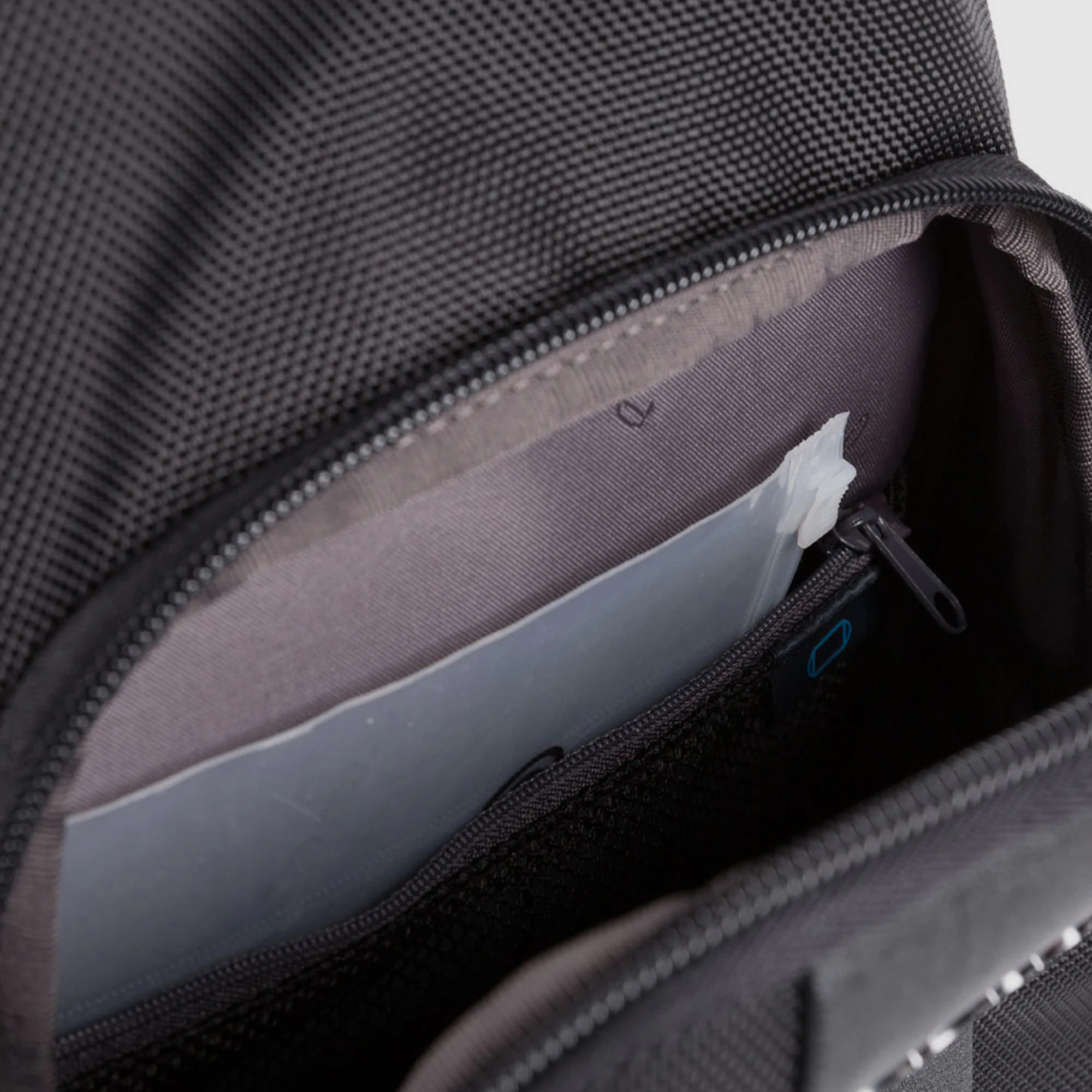 Piquadro Zaino monospalla con luce a LED