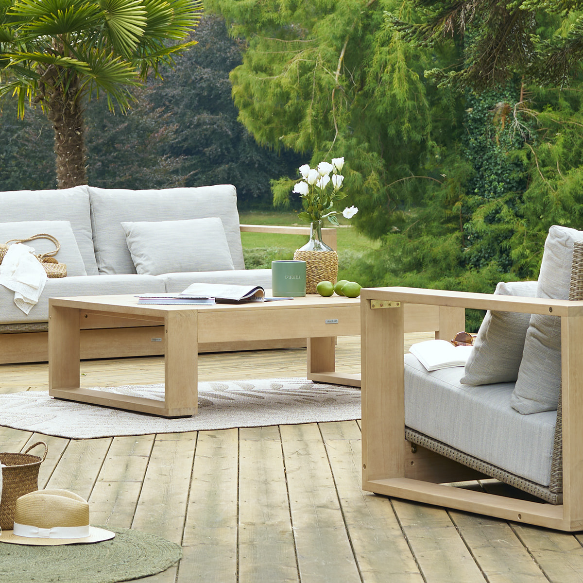Table basse de jardin rectangulaire "Loevo" 140 x 95 x 41cm en eucalyptus
