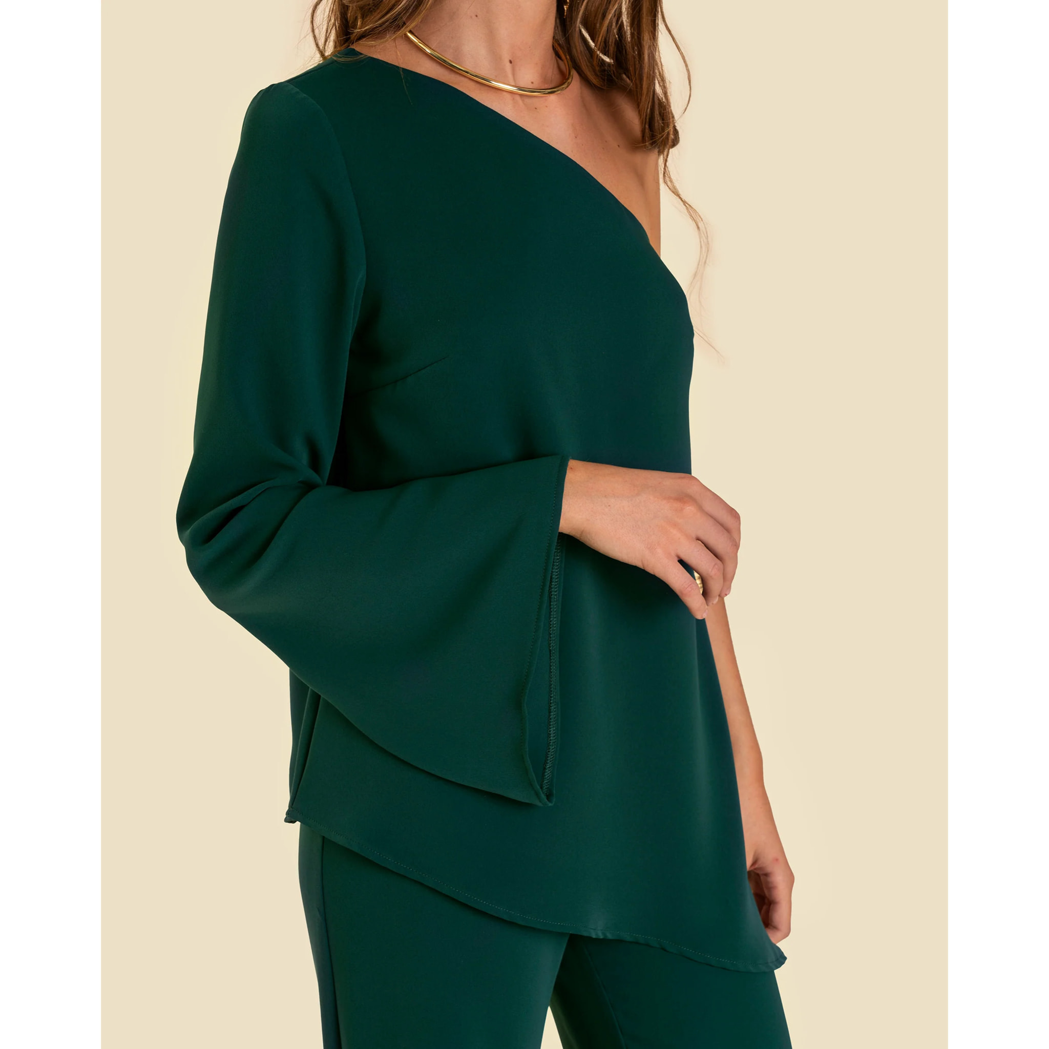 Blusa de mujer asimétrica con manga larga