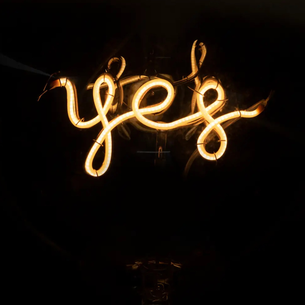 Ampoule LED mot "Yes" ambrée E27