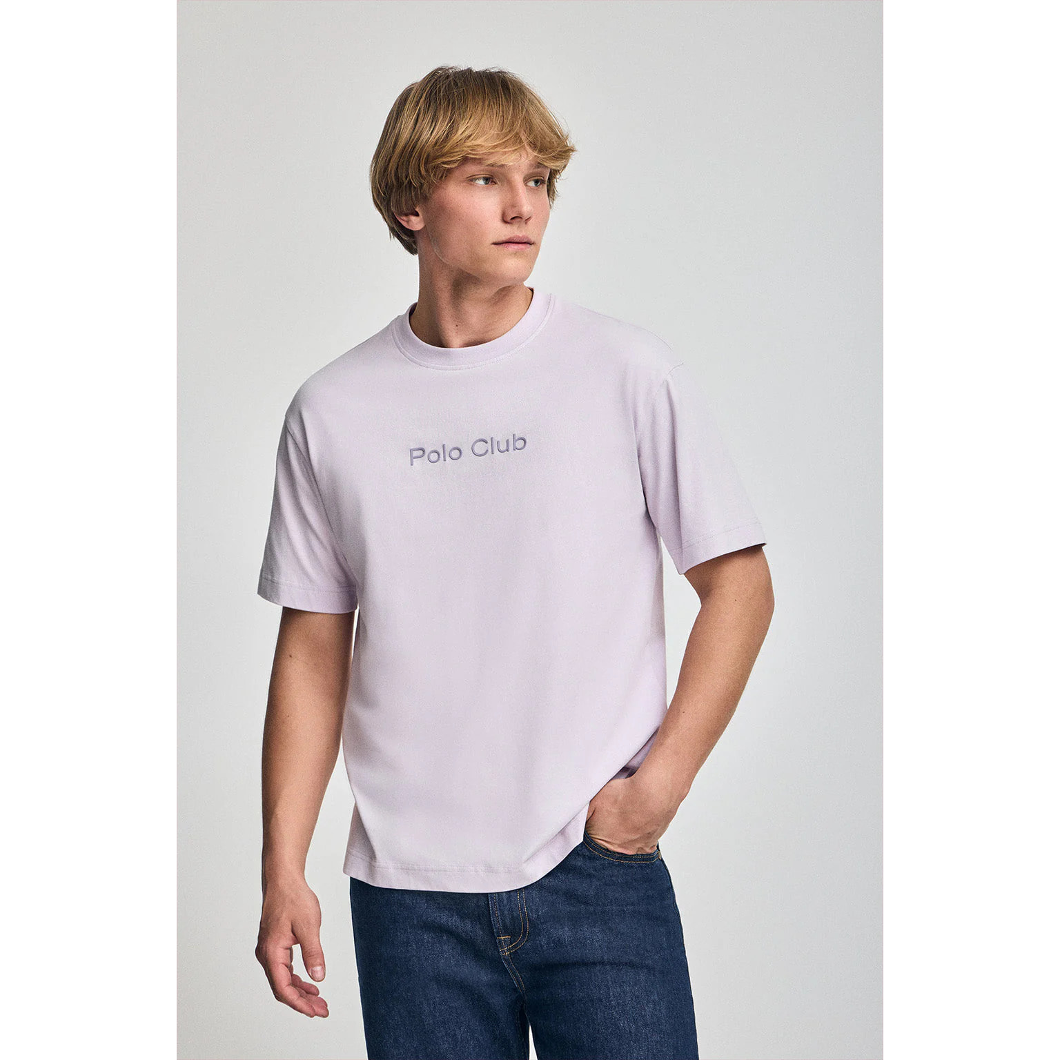 Camiseta color lavanda de manga corta y cuello redondo con logotipo Polo Club