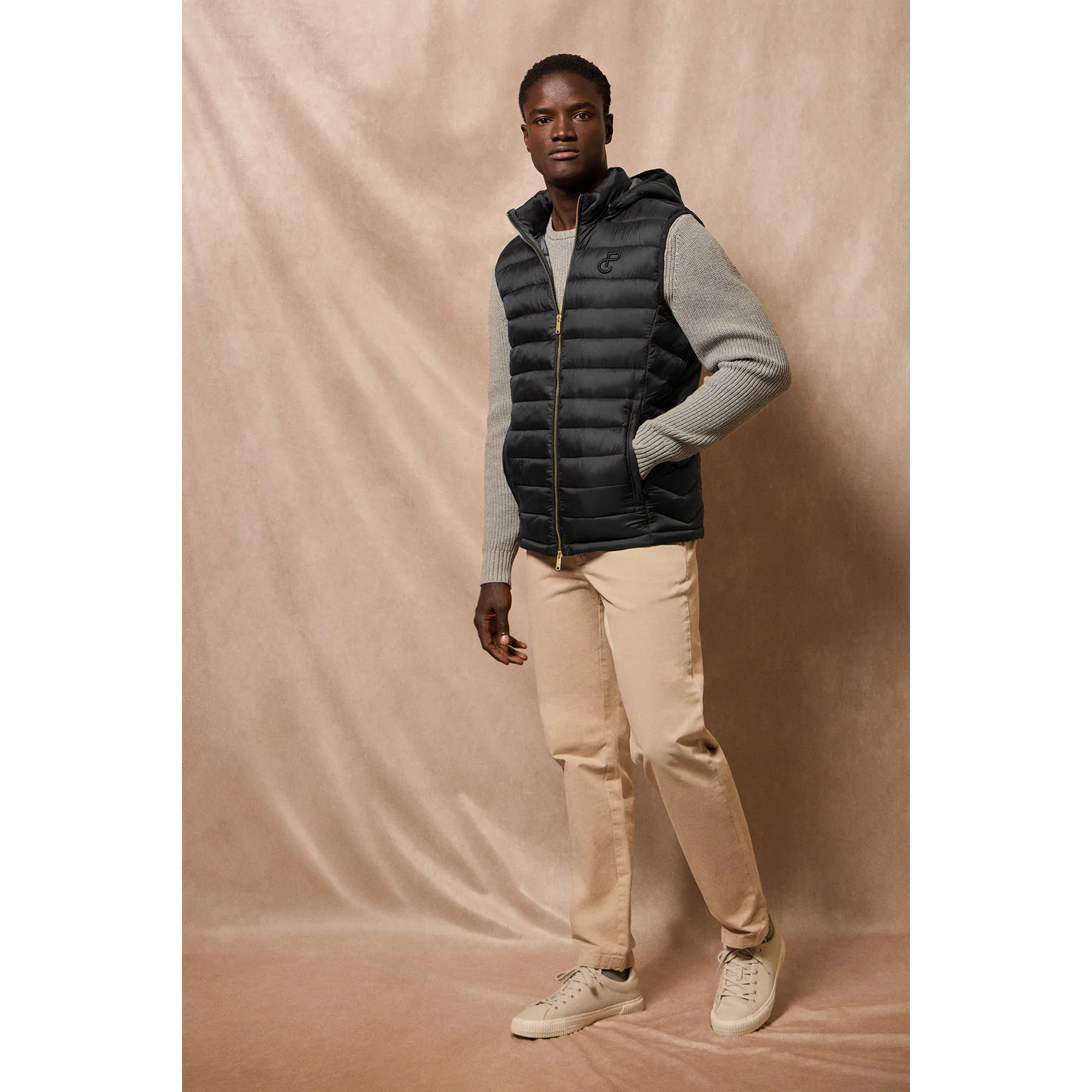 Gilet ultralight Pau nero con cappuccio rimovibile e ricamo PC