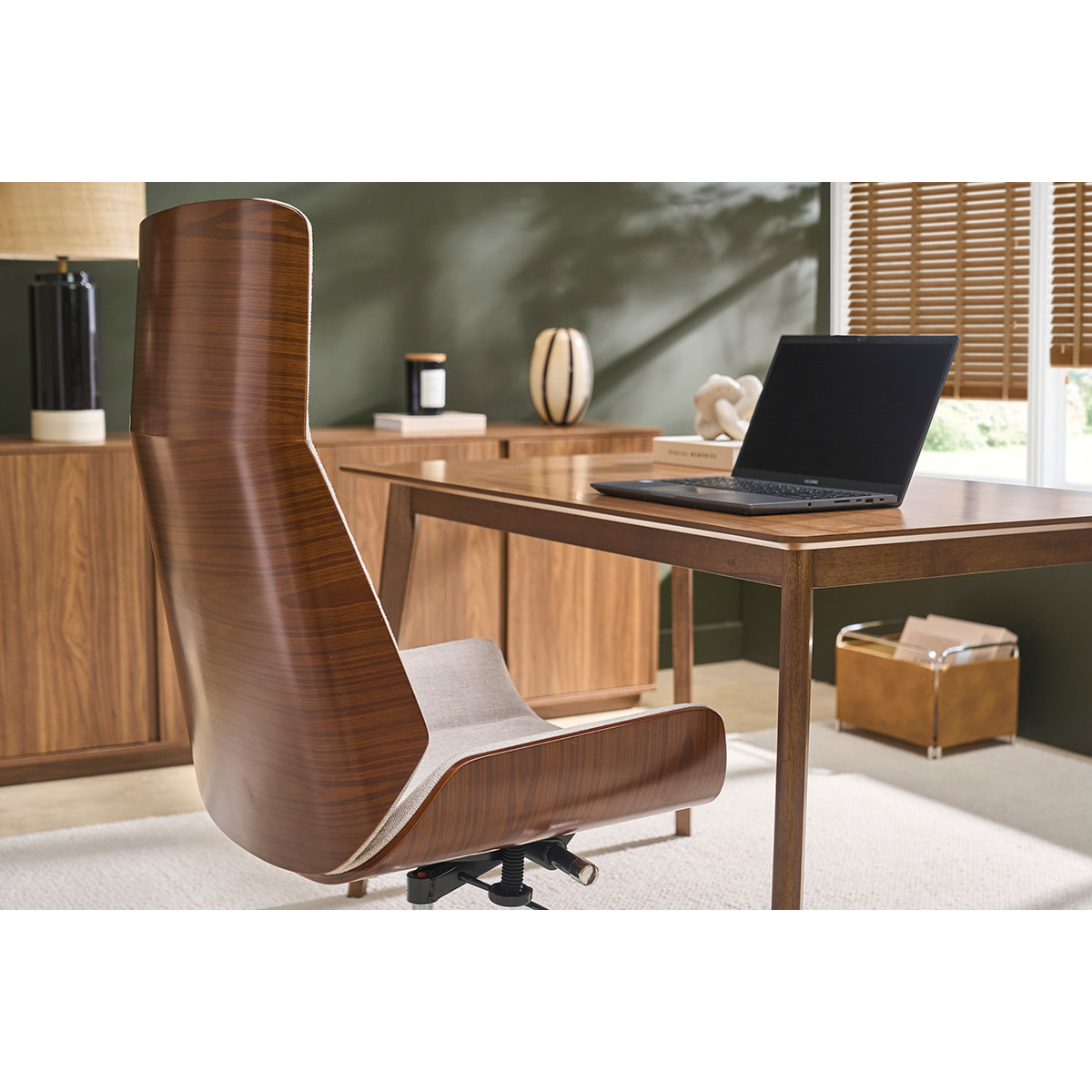 Fauteuil de bureau de direction design en tissu effet velours texturé beige, bois foncé et acier chromé CURVED