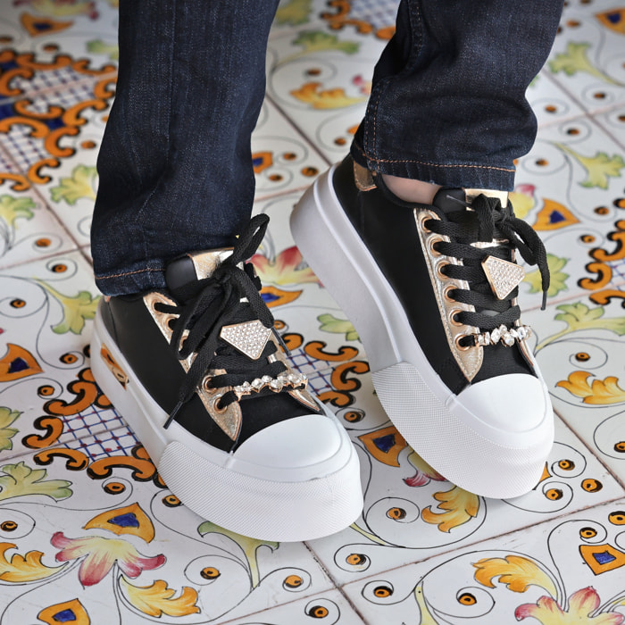 Sneakers in simil pelle con dettagli gioiello