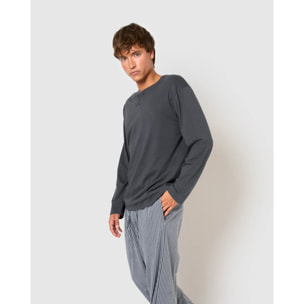 Pigiama lungo di cotone, scarpe chuck taylor blu navy