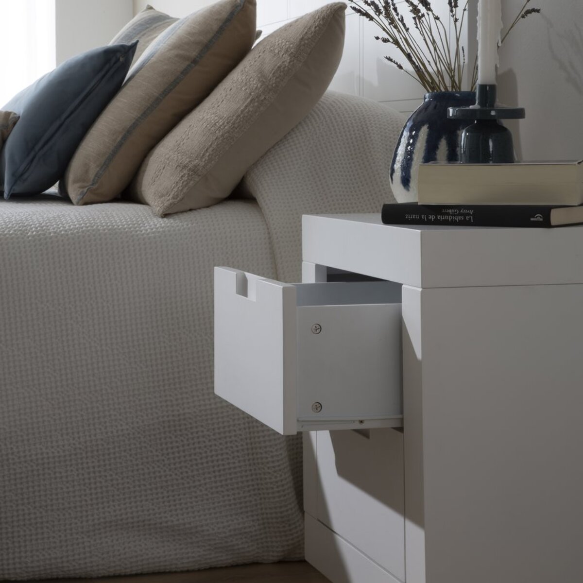 Table de chevet Sisal -bois massif et panneau de mdf-couleur laqué blanc mat 52 x 55 x 37 cm