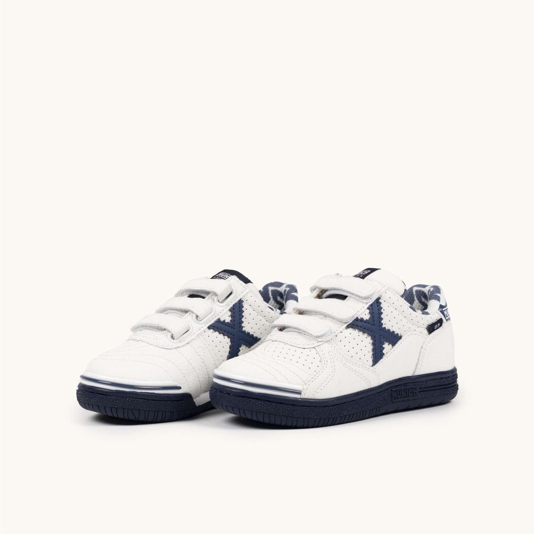 Zapatillas Infantiles de Fútbol Sala en Color Blanco y Marino con Triple Velcro MUNICH G-3 KID VCO 456