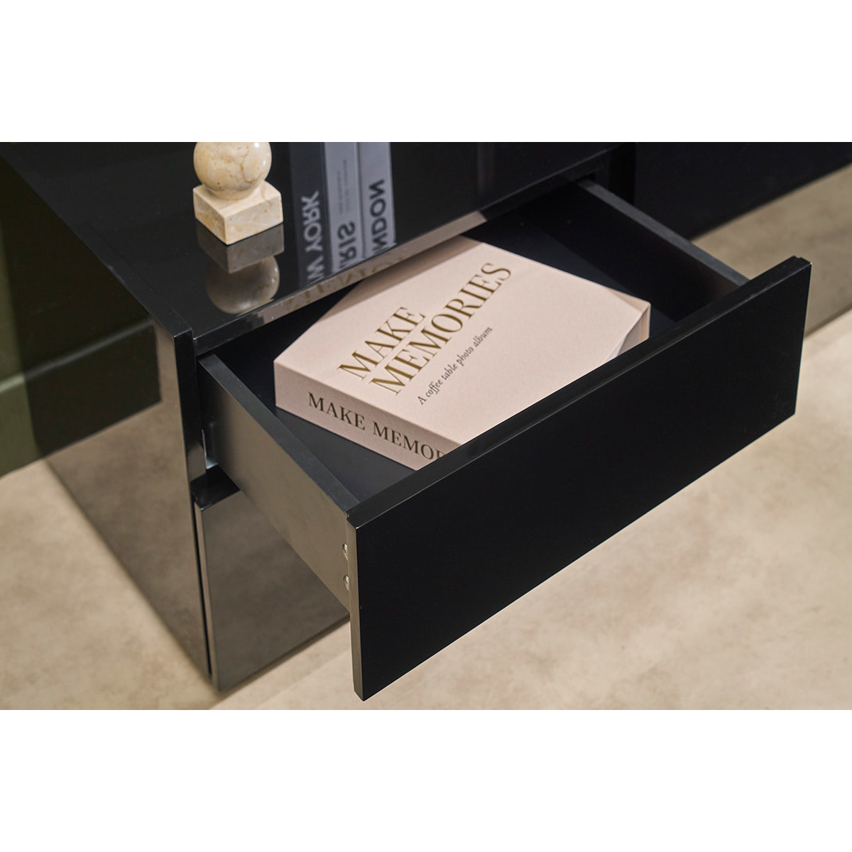 Meuble TV design noir laqué brillant avec rangements L200 cm ISAURE