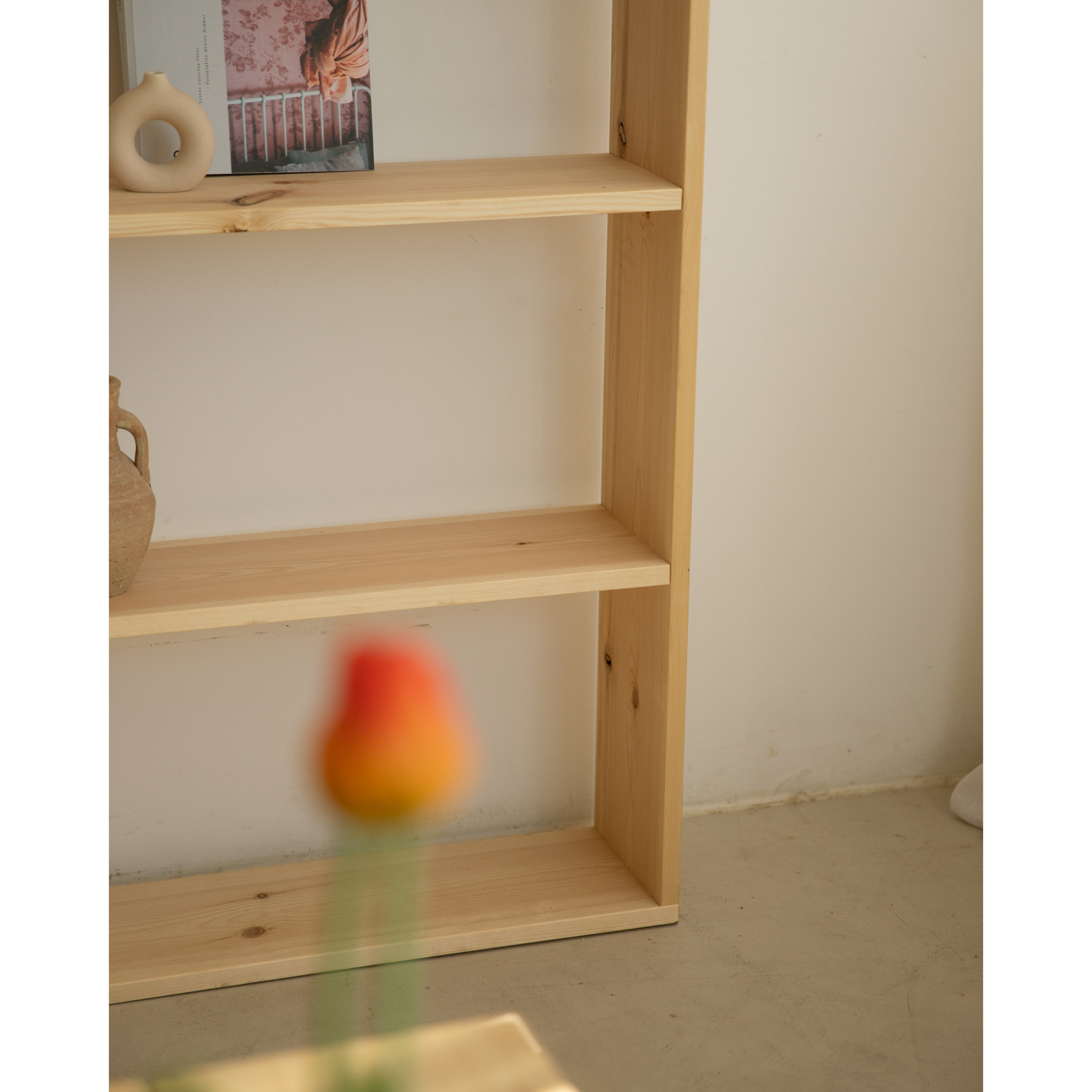 Estantería de madera maciza tono natural con 4 estantes Alto: 182 Largo: 80 Ancho: 20