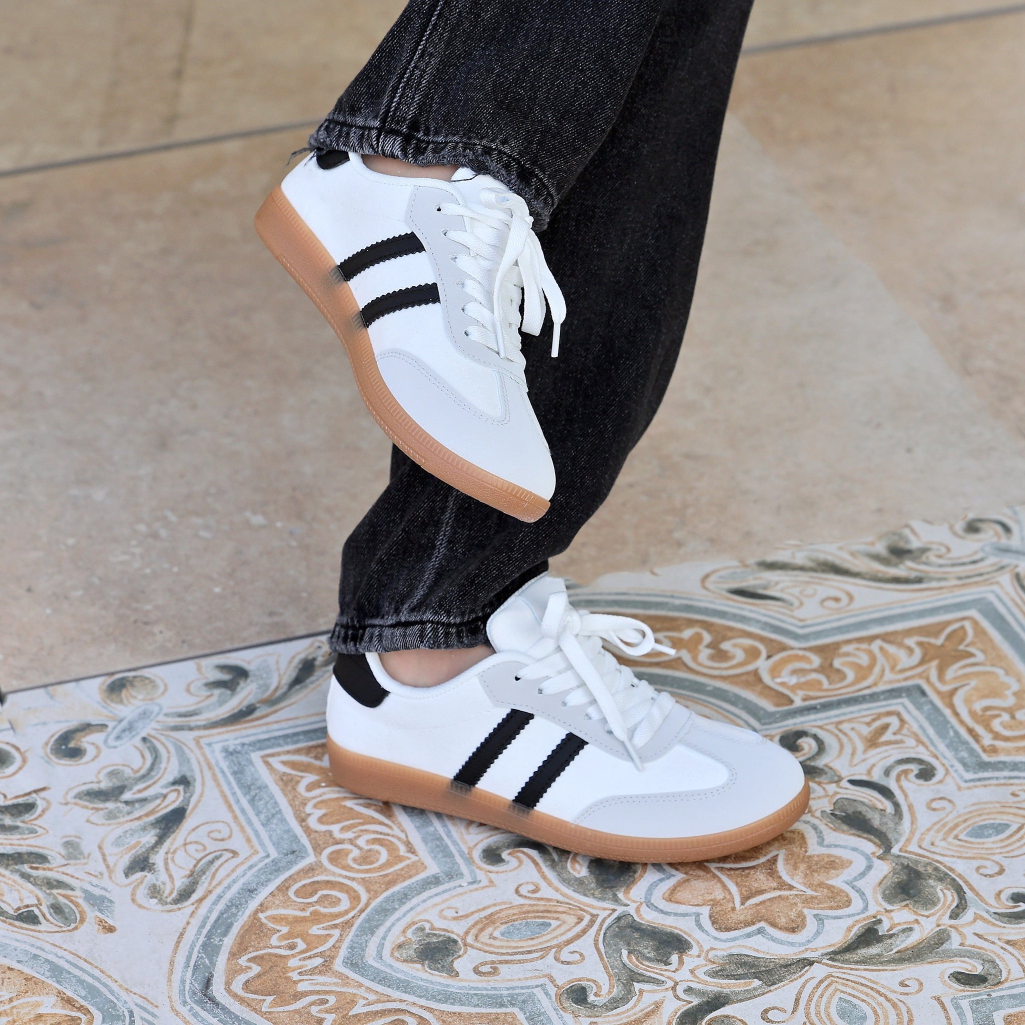 Sneakers in simil pelle scamosciata