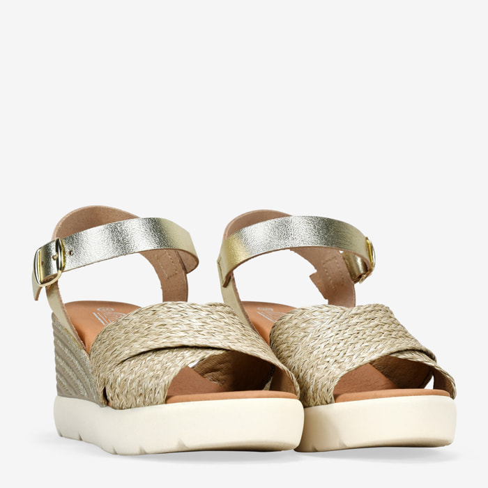 Sandalias de cuña doradas en piel con esparto