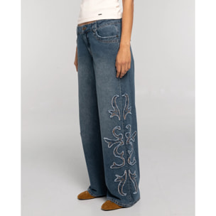 Pantalón vaquero recto con remaches de mujer