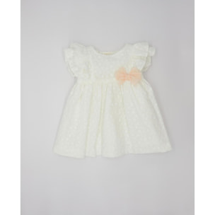 Vestido corto blanco bordado, volantes en la sisa y lazo rosa.