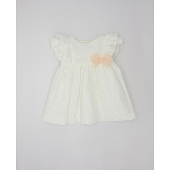 Vestido corto blanco bordado, volantes en la sisa y lazo rosa.