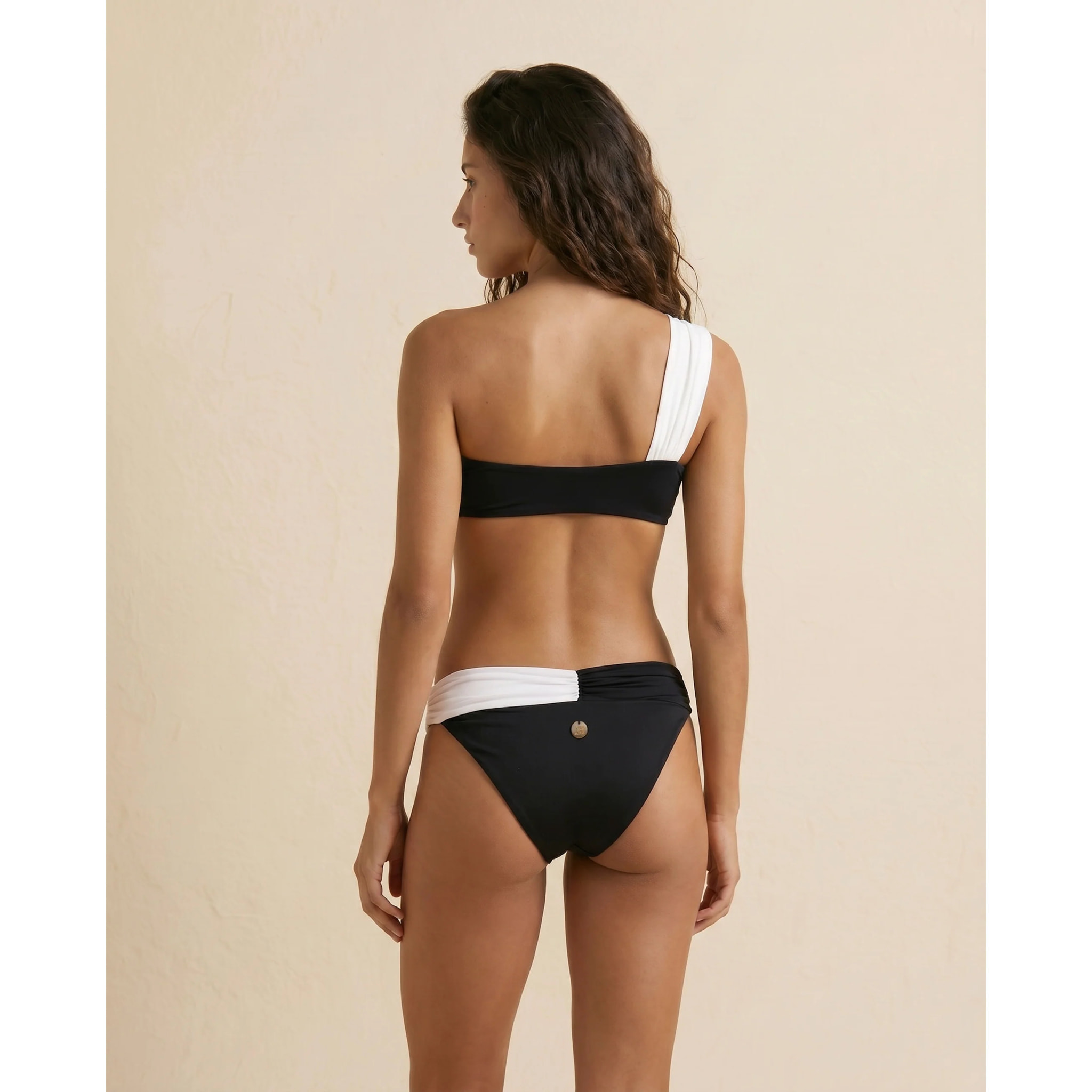 Top de bikini bandeau asimétrico