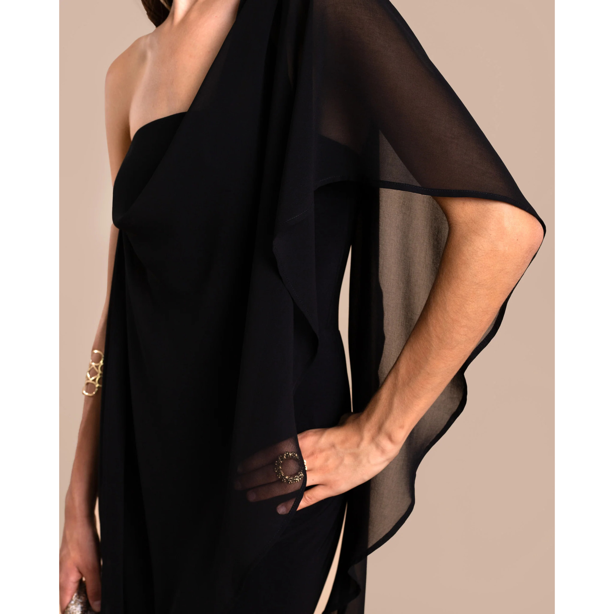 Mono de mujer palabra de honor con capa