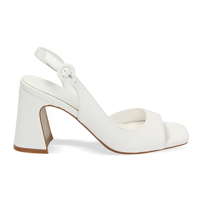 Sandalias con tacón blancos