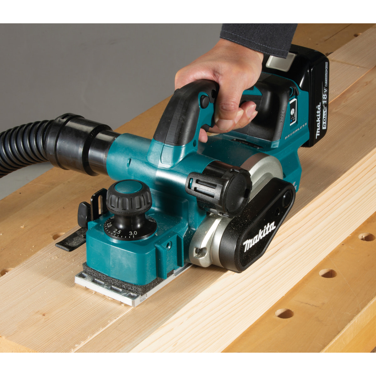 Rabot 18V LXT 82 mm - MAKITA - avec 2 batteries 18V 5.0Ah - chargeur - MakPak - DKP181RTJ