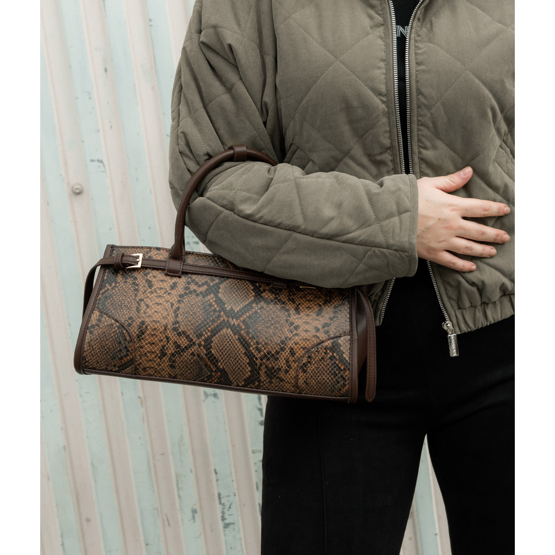 Bolso de mano serpiente con cinturón y hebillas