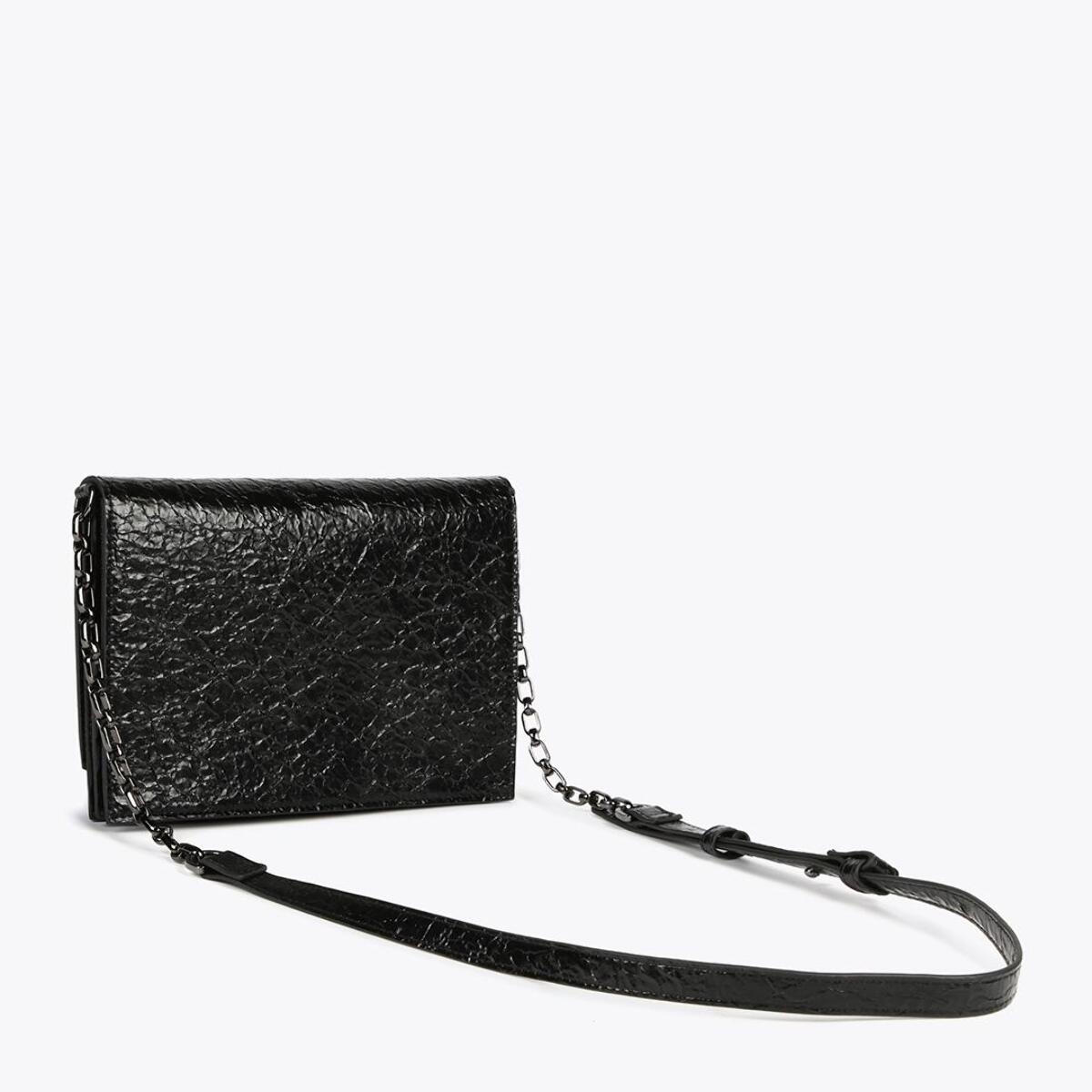 Borsa a tracolla piatta con patta in effetto pelle lucida