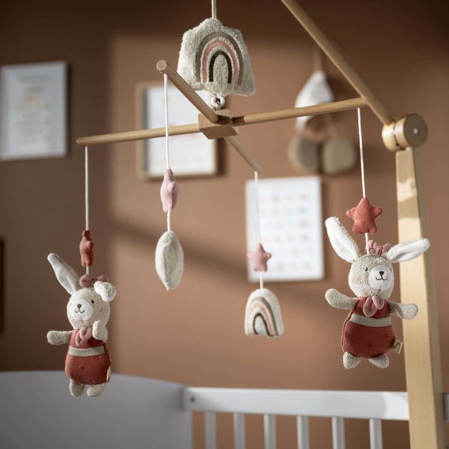 Mobile musical en bois avec jouets en coton