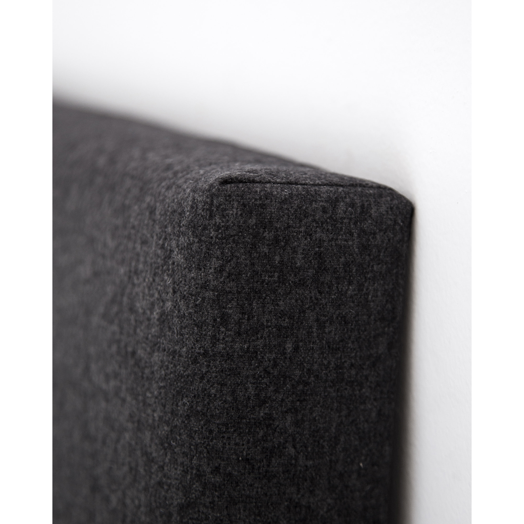 Tête de lit rembourrée en polyester avec boutons noirs en différentes tailles