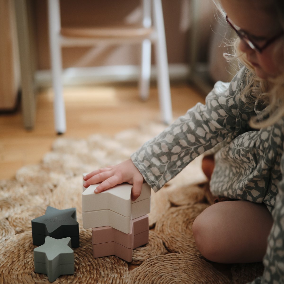 Mushie Estrellas Apilables Solid