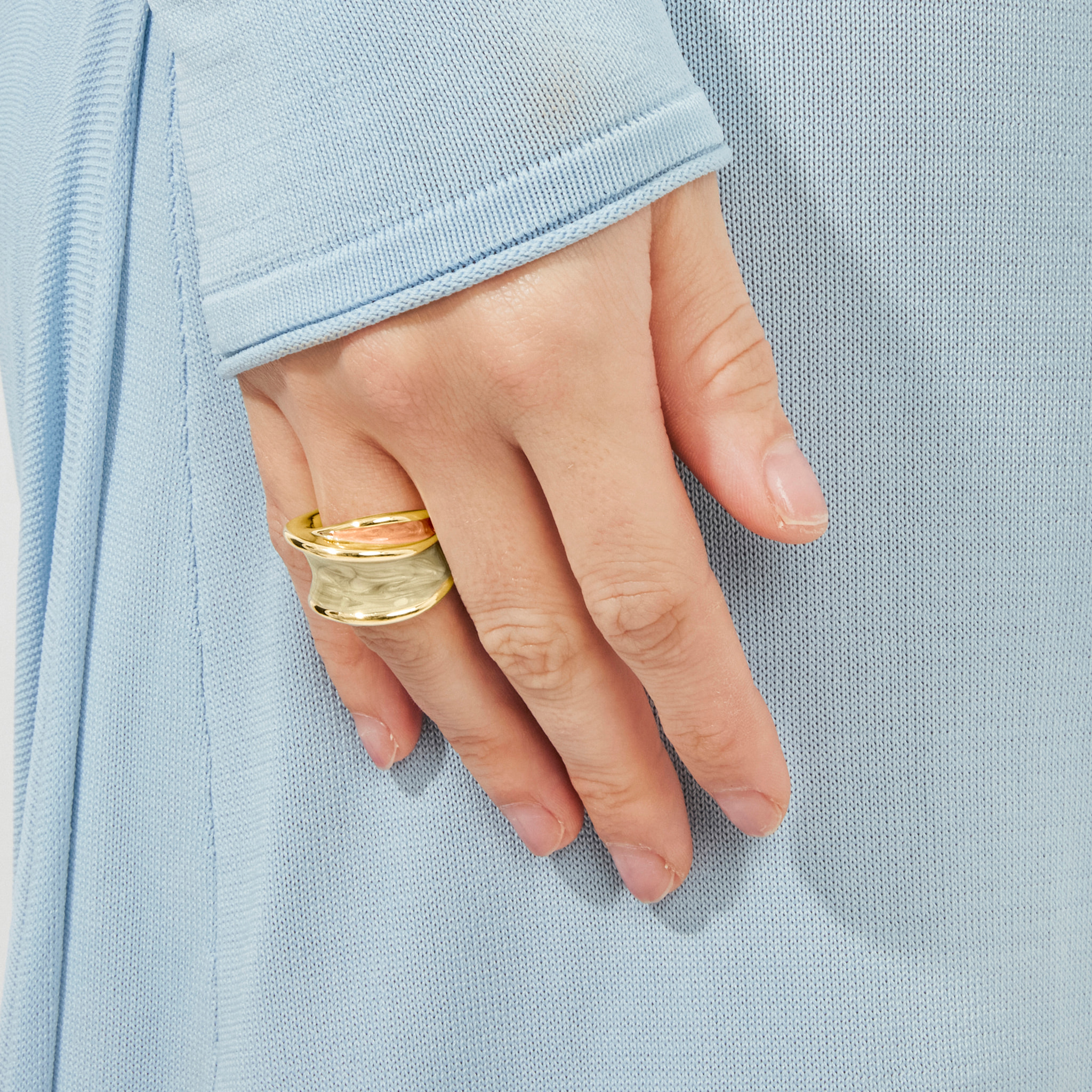 Anillo Wiso acabado oro amarillo 18k