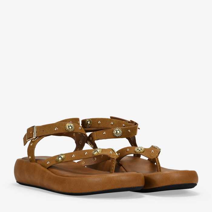 Sandalias de dedo cuero con tachuelas y plataforma