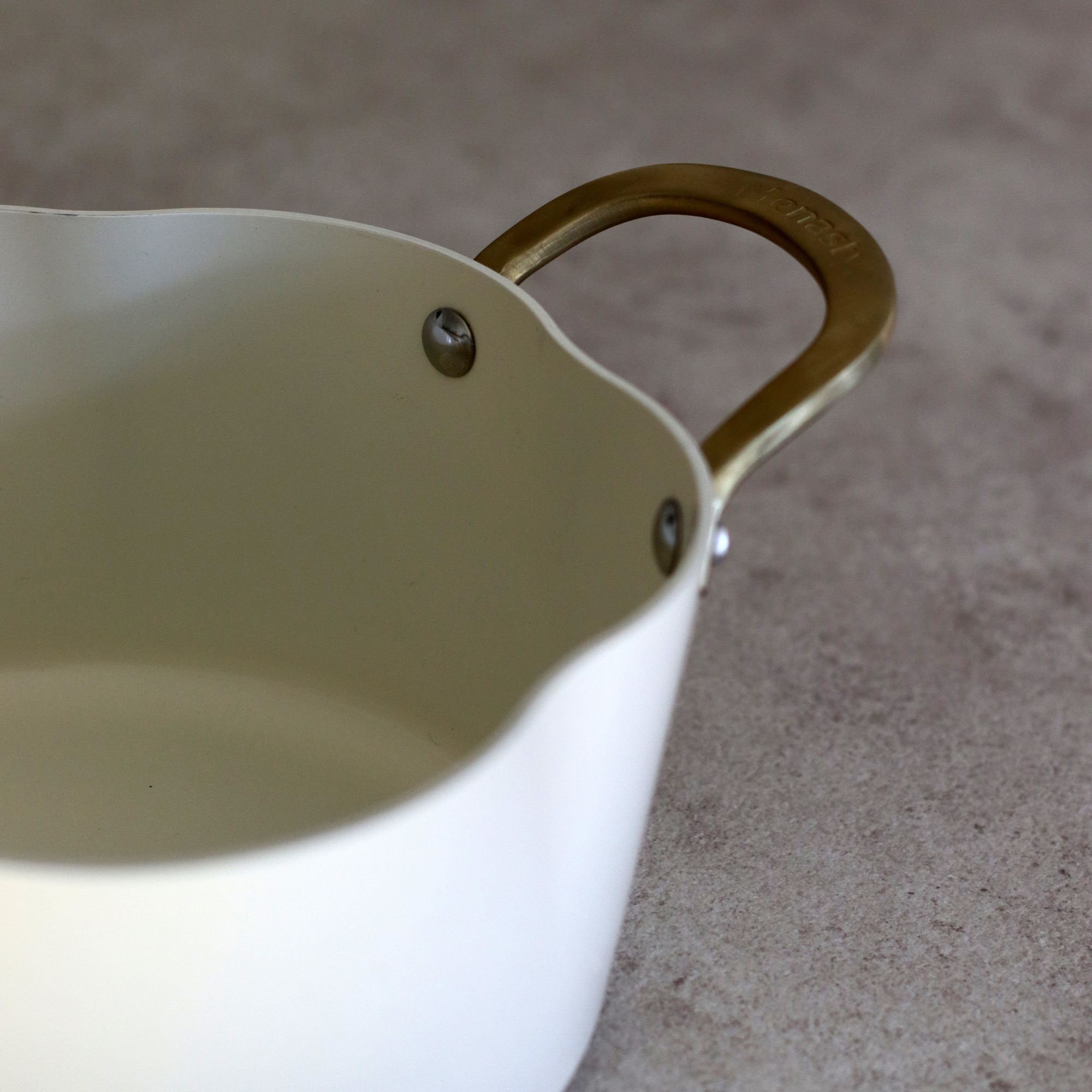 Faitout en aluminium recyclé beige 24cm en forme de fleur DAHLIA