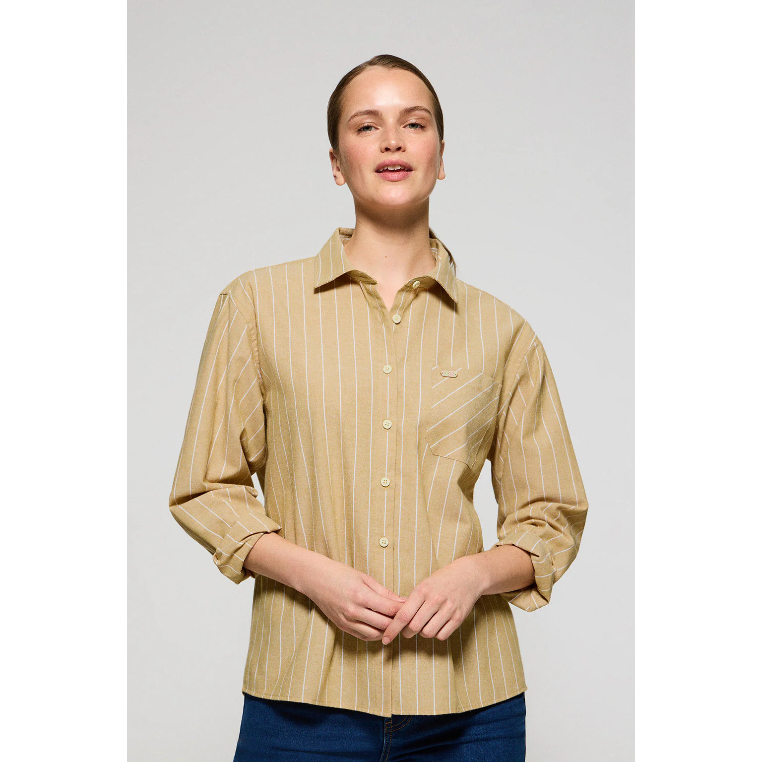 Camisa color mostaza Scarlet a rayas loose fit con botón nacarado