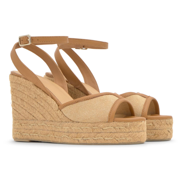 Sandalia Brigitte cuña de yute tintado con doble plataforma, escote en V y hebilla