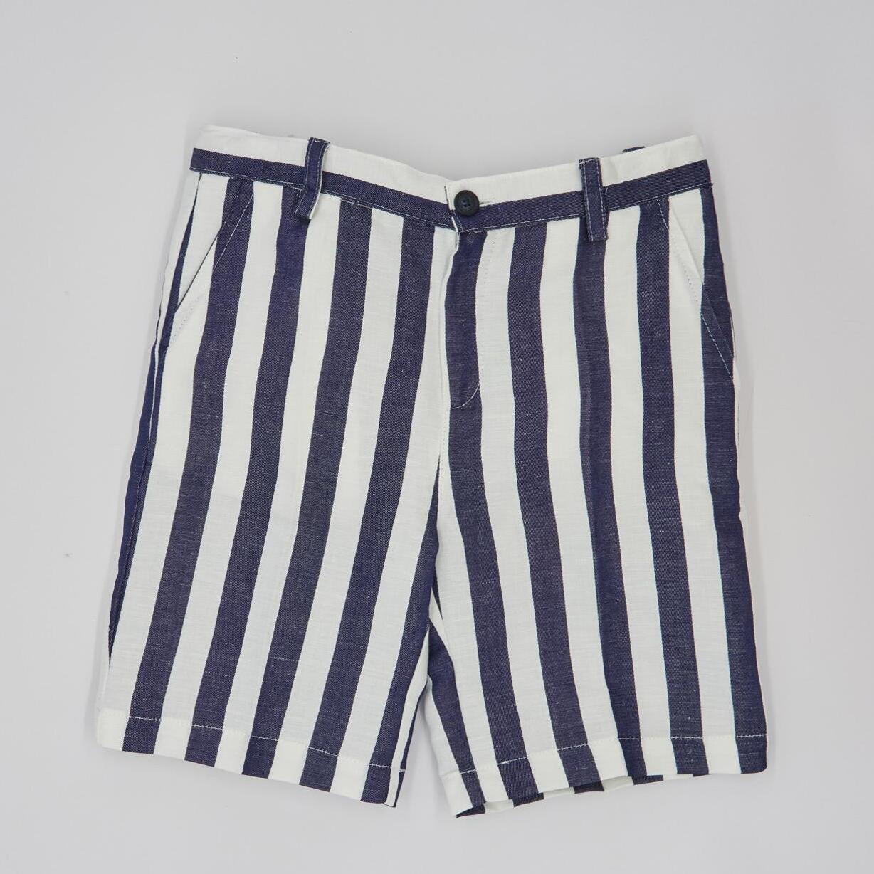 Bermuda de lino con rayas azul marino. Con bolsillos falsos y botones en la parte trasera y bragueta.