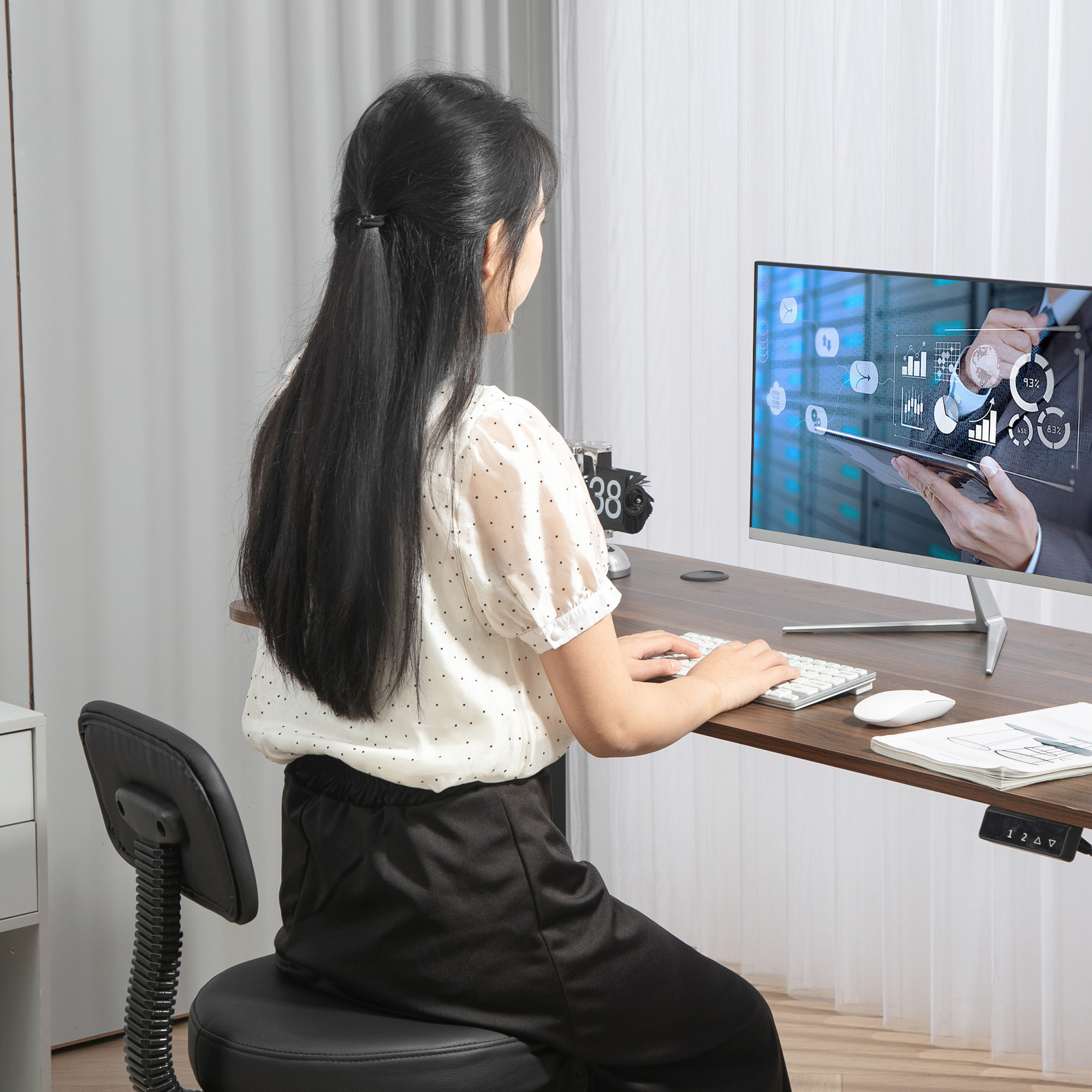 Taburete Giratorio, Taburete con Ruedas y Respaldo, Reposapiés, Altura Ajustable, Tapizado en Cuero Sintético, para Oficina, Dormitorio, Negro