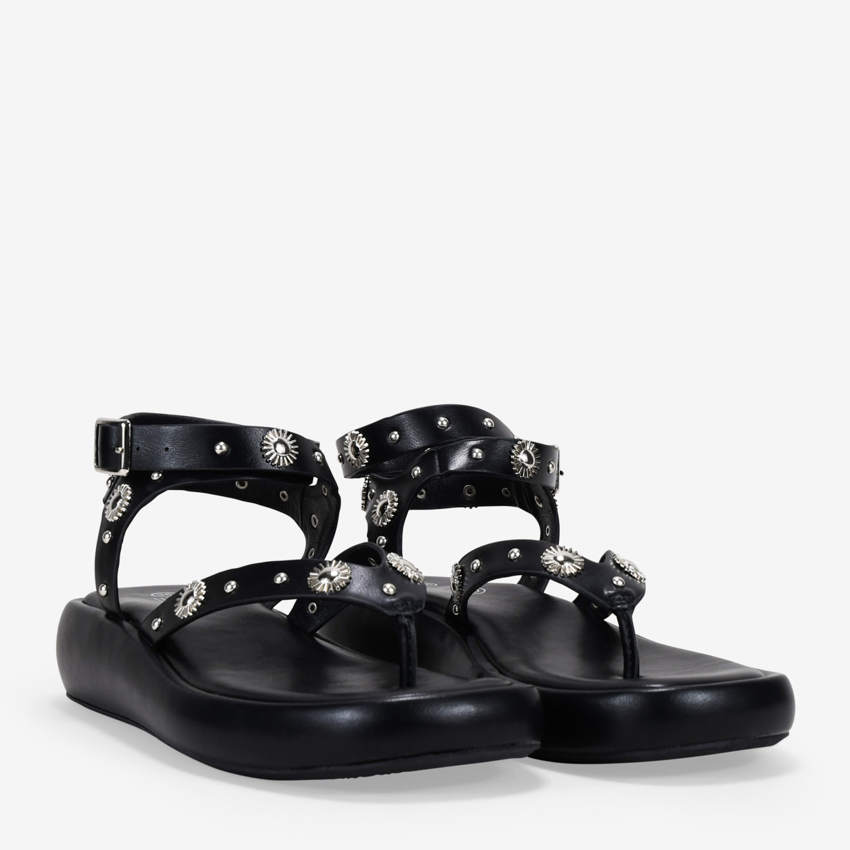 Sandalias de dedo negras con tachuelas y plataforma