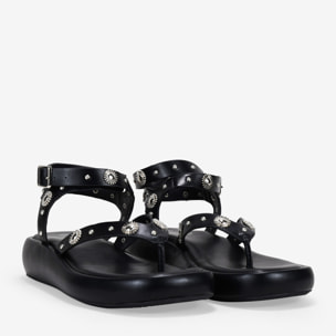 Sandalias de dedo negras con tachuelas y plataforma