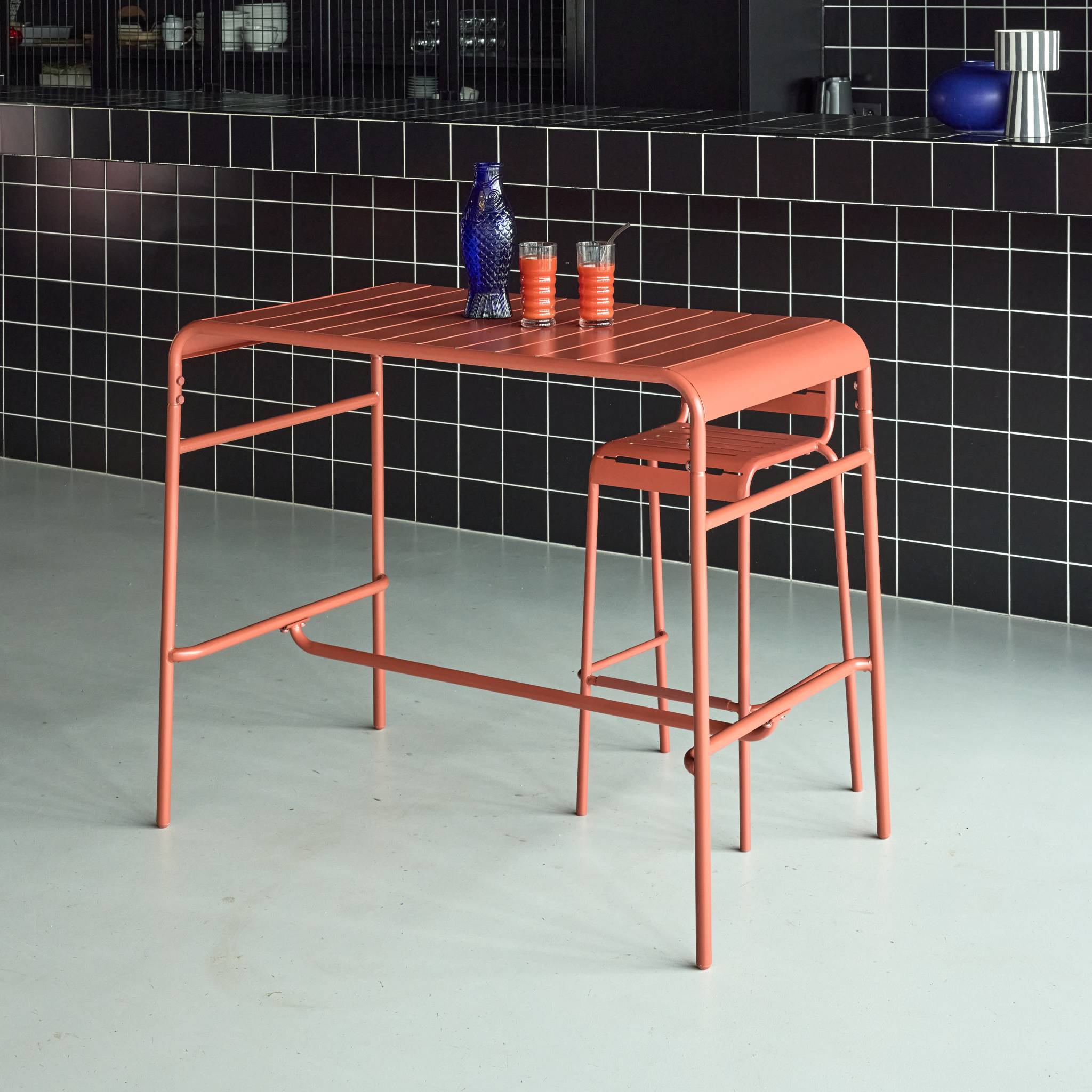 Table haute de jardin métal 4 places. terracotta. 120 x 70 x 95cm