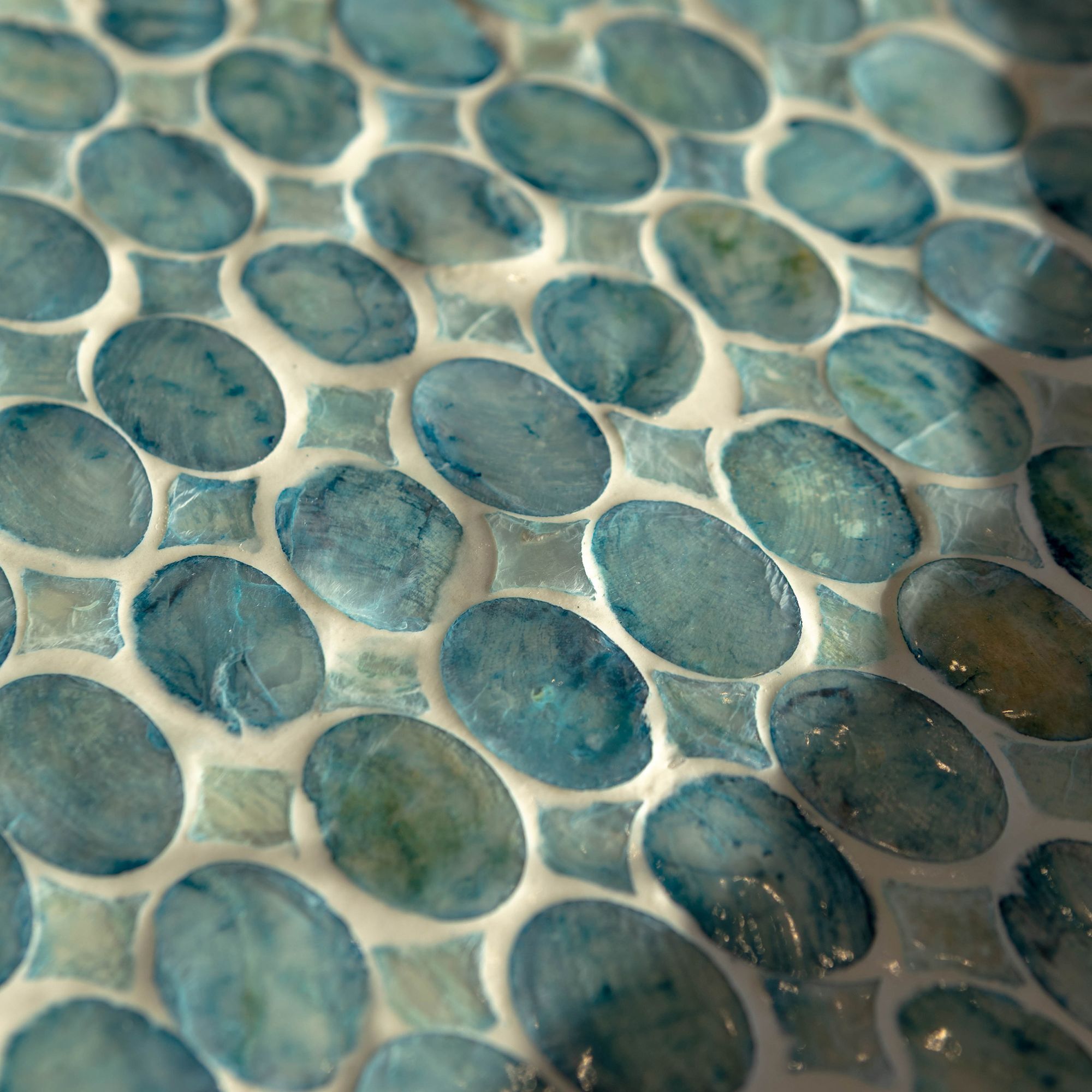 Plateau rond avec poignée en coquille de capiz bleu SOLNA