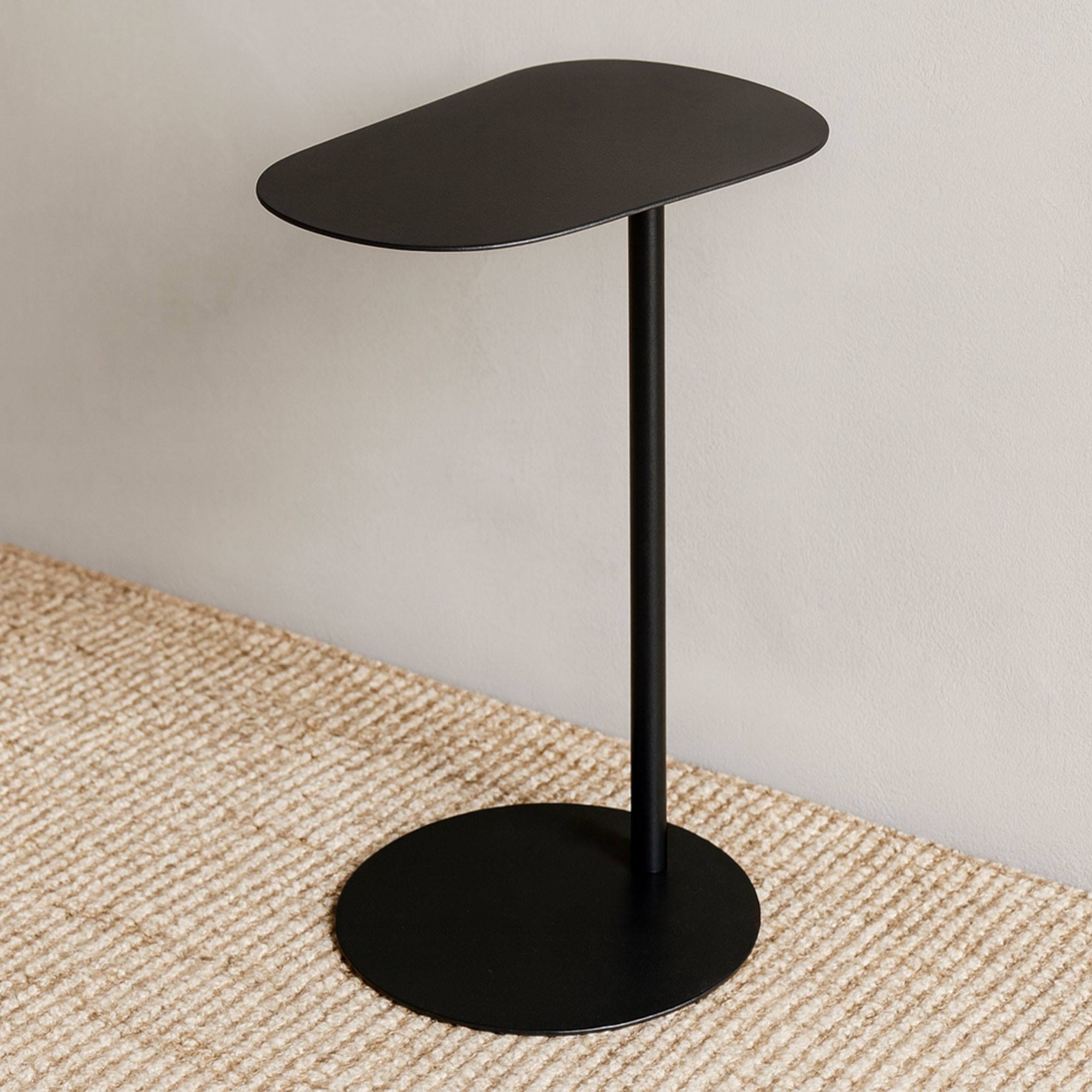 Mesa auxiliar de forma orgánica en color negro 35x25x53cm