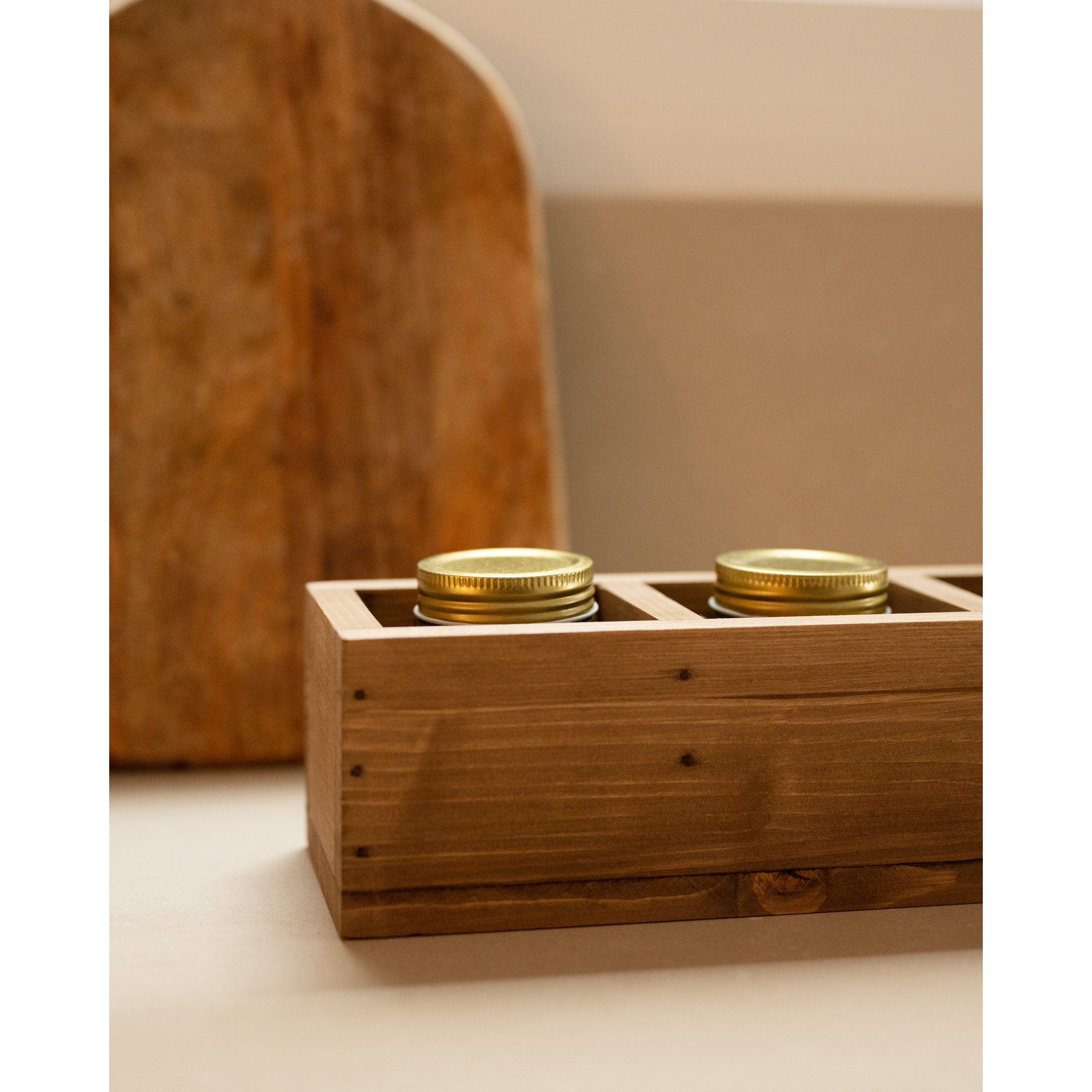 Organisateur avec quatre compartiments en bois massif ton chêne foncé 10x40cm Hauteur: 10 Longueur: 40 Largeur: 10