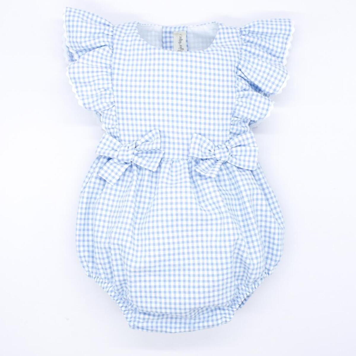 Pelele estampado vichy azul, con volantes en las sisas y lazos en la cintura.