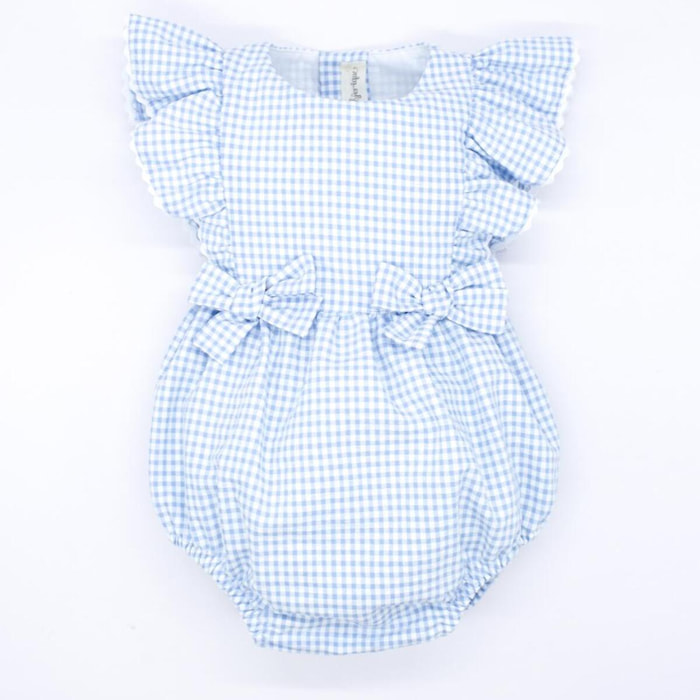 Pelele estampado vichy azul, con volantes en las sisas y lazos en la cintura.