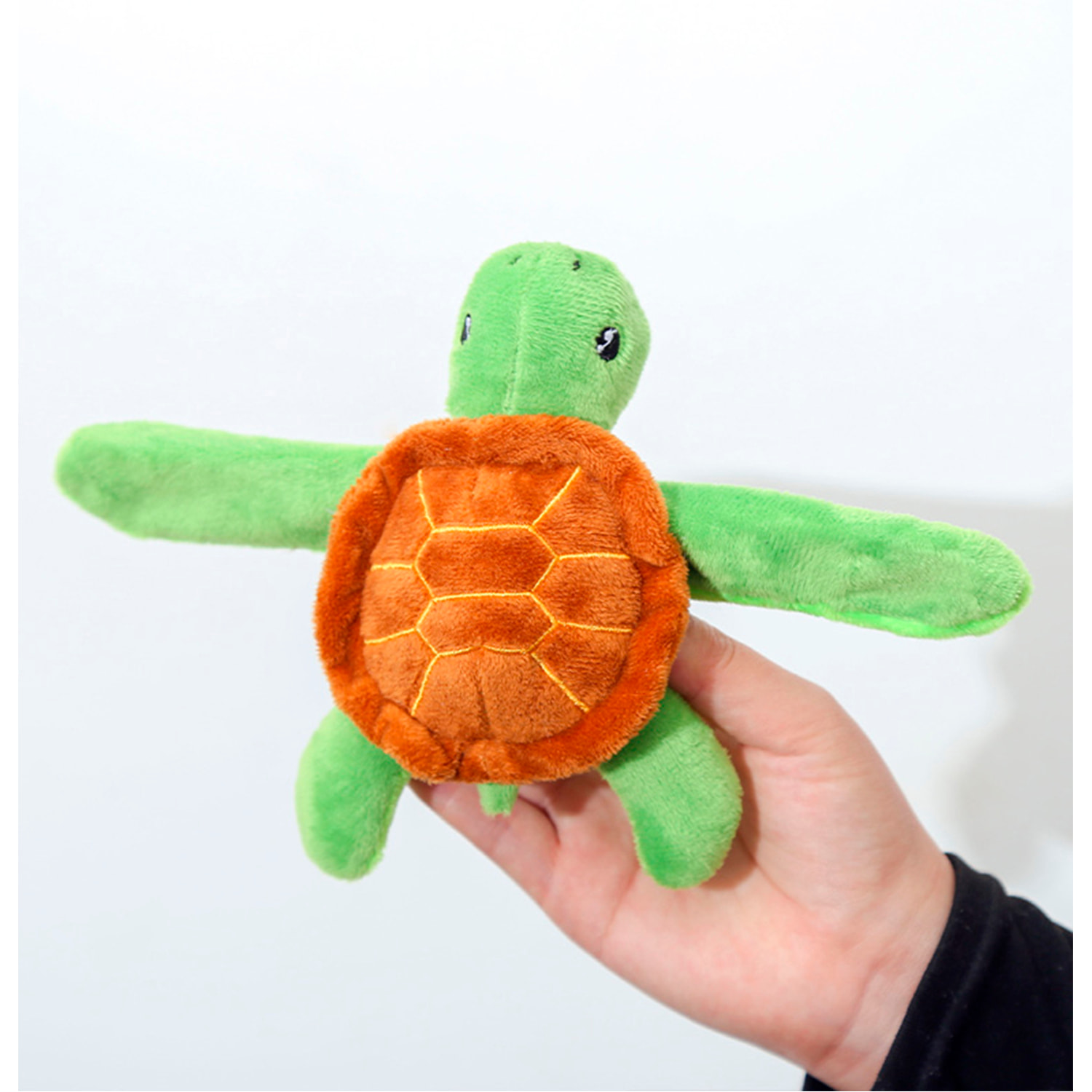 Peluche extra morbido e soffice. Design tartaruga con meccanismo avvolgente. 14 cm.